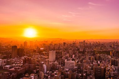 Taipei şehrinin güzel mimarisi Tayvan 'da gün batımında gökyüzüne yükseliyor.