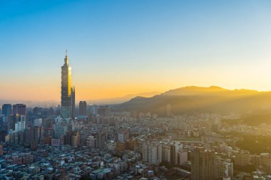 Taipei şehrinin güzel mimarisi Tayvan 'da gün batımında gökyüzüne yükseliyor.