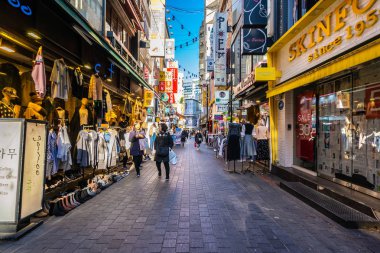 Seoul, Güney Kore 10 Aralık 2018: Myeong dong piyasasıdır popüler bir yer ve yiyecek bir şeyler bulmak alışveriş ve turistik bölgesi
