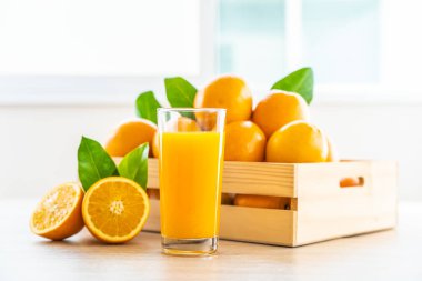 Cam ahşap masa - sağlıklı gıda kavramı üzerinde içki için taze portakal suyu