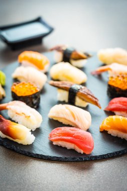 Nigiri suşi somon balıklı karides karides yılan balığı deniz hayvanı kabuğu ve diğer sashimi ile siyah kayrak - Japansese gıda stilini ayarla