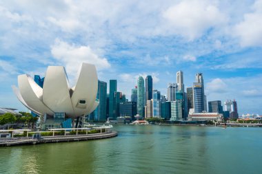 Singapur, 21 Ocak 2019: gökdelen marina defne Singapur City çevresinde bina güzel mimari