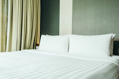 Otel yatak odası iç dekorasyonda yatak beyaz rahat yastık