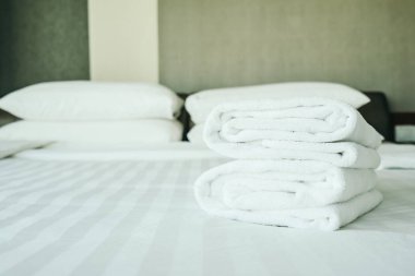 Yatak yatak odası dekorasyon iç beyaz havlu