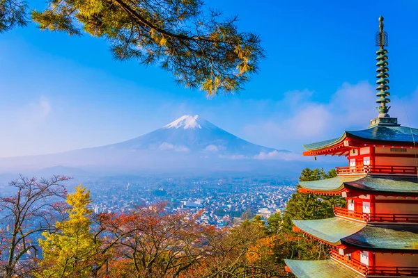 在日本山梨县的红叶树周围的红塔 美丽的山富吉风景 — 图库照片