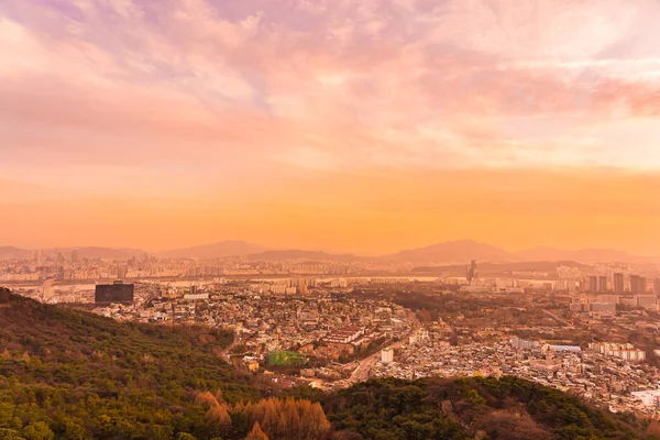 美丽的风景和城市景观与建筑和建筑在日落时间在首尔城市韩国 — 图库照片