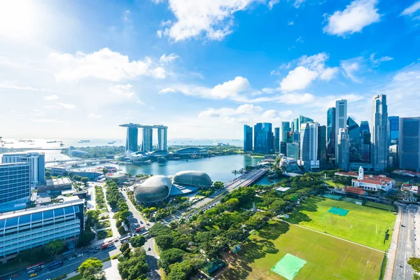 Singapur Şehir Manzarası Ile Beyaz Bulut Mavi Gökyüzü Üzerinde Dış — Stok fotoğraf
