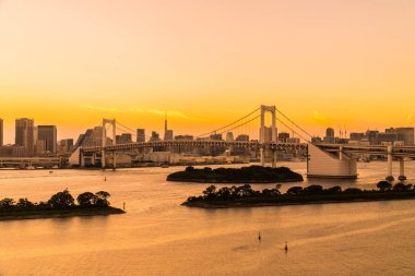 Alacakaranlık günbatımı zaman Japonya'nın tokyo şehir Gökkuşağı Köprüsü ile Cityscape bina güzel mimari