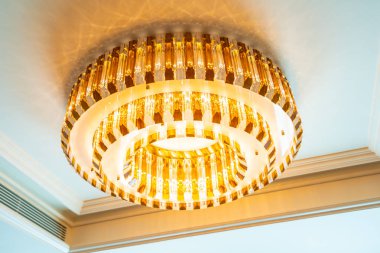 Güzel elektrikli tavan lambası dekorasyonu oda içi