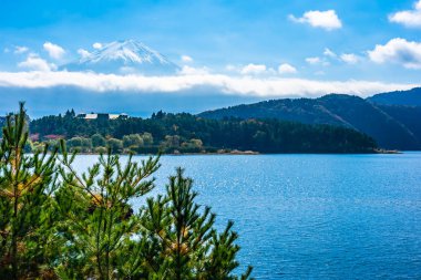 Dağ fuji akçaağaç yaprağı ağaç göl sonbahar sezonu ile güzel manzara