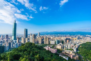 Taipei 101 binasının ve mimarisinin güzel manzarası ve manzarası Tayvan 'da mavimsi ve beyaz bulutlarla gökyüzüne yükseliyor.