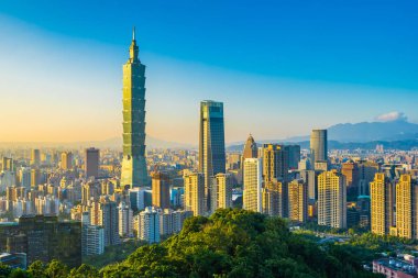 Taipei 101 binasının ve mimarisinin güzel manzarası ve manzarası Tayvan 'da mavimsi ve beyaz bulutlarla gökyüzüne yükseliyor.