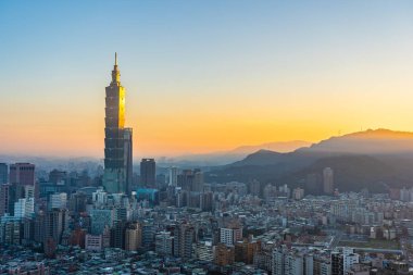 Taipei şehrinin güzel mimarisi Tayvan 'da gün batımında gökyüzüne yükseliyor.
