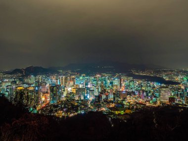 Geceleri Güney Kore'de Seoul şehir etrafında bina güzel mimari