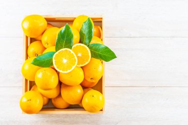 Ahşap masa - sağlıklı gıda kavramı üzerinde taze portakal meyve