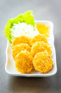 Derin kızarmış gevrek karides veya karides pasta beyaz plaka - Tay gıda tarzı sebze ve tatlı sos ile