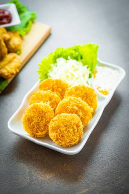 Derin kızarmış gevrek karides veya karides pasta beyaz plaka - Tay gıda tarzı sebze ve tatlı sos ile