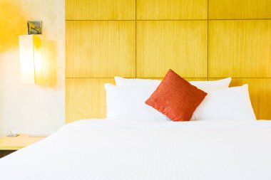 Otel yatak odası iç dekorasyonda yatak beyaz rahat yastık