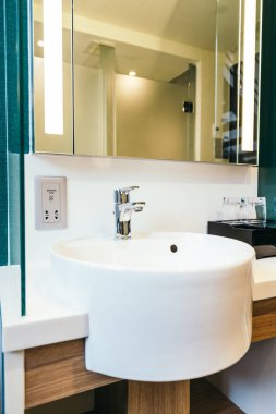 Beyaz lavabo ve musluk banyo iç dekorasyonda