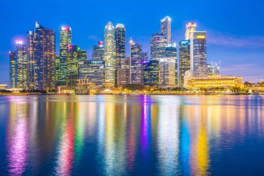 Singapur - 18 Ocak 2019: twilight ve gece zaman Simgesel Yapı dış şehir manzarası içinde bina güzel mimari