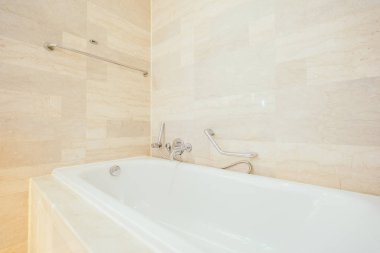 Beyaz küvet banyo dekorasyon iç