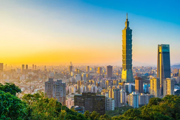 Güzel manzara ve cityscape taipei 101 bina ve günbatımı zaman şehir manzarası Tayvan mimarisinde