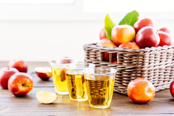 Apples Juice Glass Red Apple Basket Healthy Food Drinking Concept — Stock Photo, Image