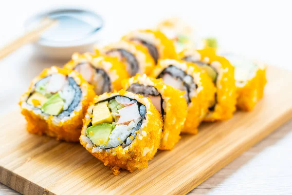 California Maki Rollos Sushi Plato Madera Con Salsa Palillos Estilo —  Fotos de Stock