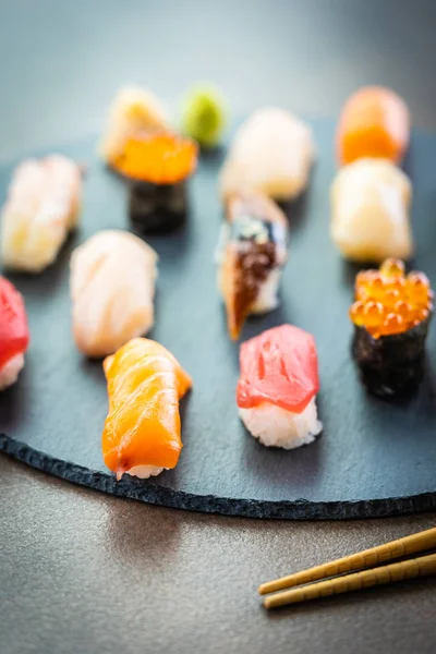 Nigiri Sushi Engastado Con Atún Salmón Pescado Camarones Langostinos Cáscara —  Fotos de Stock
