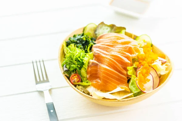 生新鲜三文鱼肉生鱼片与蔬菜沙拉和酱汁 日本和健康食品的概念 — 图库照片