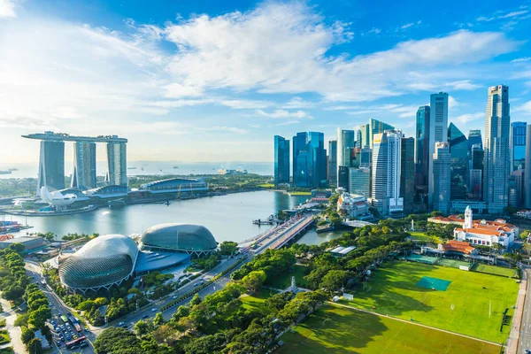 美丽的建筑建筑外部城市景观在新加坡城市天际线与蓝天上的白云 — 图库照片