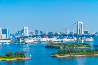 Bina Cityscape ile Gökkuşağı Köprüsü Japonya'da tokyo şehrinin güzel mimari