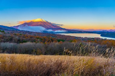 Fuji Dağı yamanakako ya da yamanaka Gölü sonbahar sezonu Japonya'nın güzel manzara