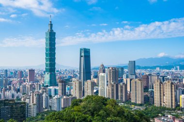 Taipei 101 binasının ve mimarisinin güzel manzarası ve manzarası Tayvan 'da mavimsi ve beyaz bulutlarla gökyüzüne yükseliyor.