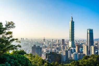 Taipei 101 binasının ve mimarisinin güzel manzarası ve manzarası Tayvan 'da mavimsi ve beyaz bulutlarla gökyüzüne yükseliyor.