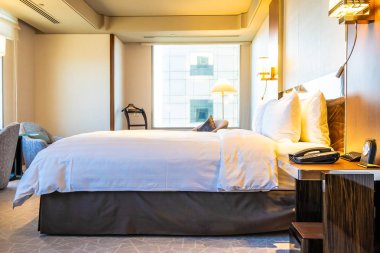 Güzel rahat beyaz yastık yatak yatak odası iç dekorasyonda ışık lamba ile