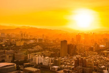 Taipei şehrinin güzel mimarisi Tayvan 'da gün batımında gökyüzüne yükseliyor.