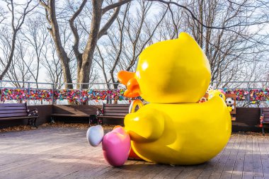 Seoul, Güney Kore 6 Aralık 2018: Seul Kulesi ile namsan dağda aşk anahtarıdır Kore landmark biri