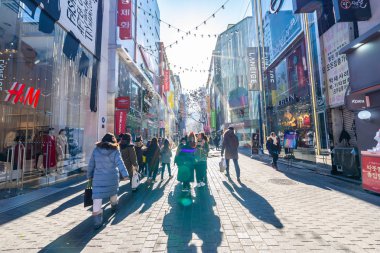 Seoul, Güney Kore 10 Aralık 2018: Myeong dong piyasasıdır popüler bir yer ve yiyecek bir şeyler bulmak alışveriş ve turistik bölgesi