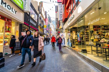 Seoul, Güney Kore 10 Aralık 2018: Myeong dong piyasasıdır popüler bir yer ve yiyecek bir şeyler bulmak alışveriş ve turistik bölgesi
