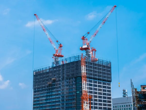 Kraan Bouwen Onder Bouw Buitenkant Met Hemelachtergrond — Stockfoto