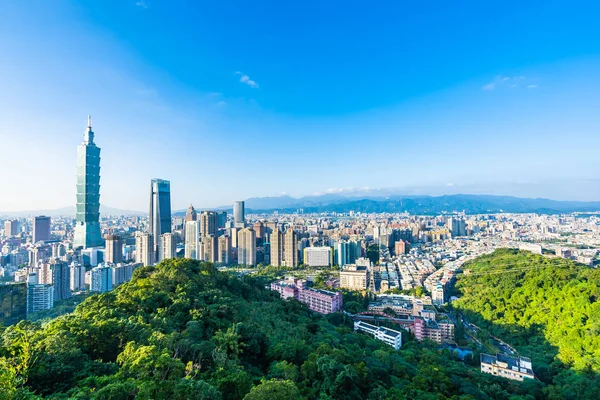 台北101ビルの美しい景観と街並みと 台湾の青と白の雲を持つ都市のスカイラインの建築 — ストック写真