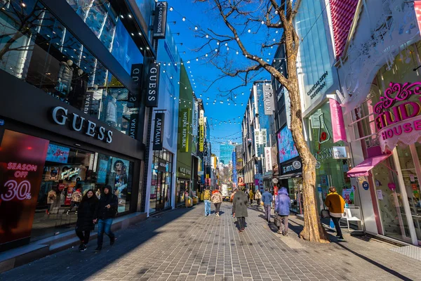 Seoul, Güney Kore 10 Aralık 2018: Myeong dong piyasasıdır popüler bir yer ve yiyecek bir şeyler bulmak alışveriş ve turistik bölgesi