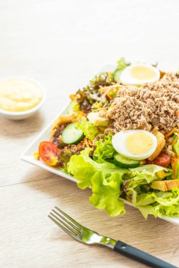 Ton balığı et ve yumurta taze sebze salatası ve sos - sağlıklı gıda kavramı