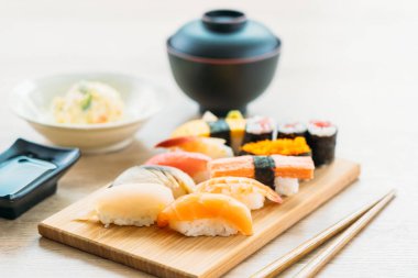 Somon balığı deniz hayvanı kabuğu karides ve diğer et suşi maki sos ve çorba - Japon yemekleri tarzı ahşap tepsi