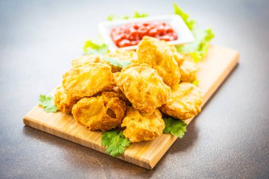 Derin kızarmış tavuk eti çağrı nugget ahşap plaka - fast food ve önemsiz üzerinde domates veya ketçap sos ile