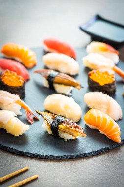 Nigiri suşi somon balıklı karides karides yılan balığı deniz hayvanı kabuğu ve diğer sashimi ile siyah kayrak - Japansese gıda stilini ayarla