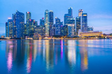 Singapur - 18 Ocak 2019: twilight ve gece zaman Simgesel Yapı dış şehir manzarası içinde bina güzel mimari