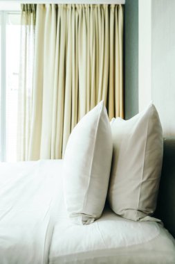 Otel yatak odası iç dekorasyonda yatak beyaz rahat yastık