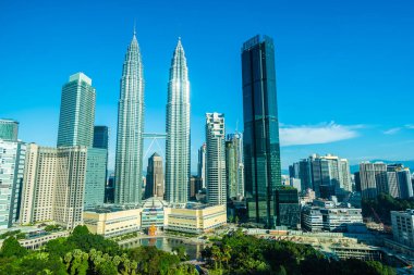 Kuala lumpur manzarası bulut beyaz ve mavi gökyüzü ile dış şehirde bina güzel mimari